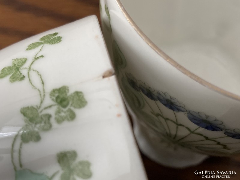 Antique geschützt cup with pair of clover patterns