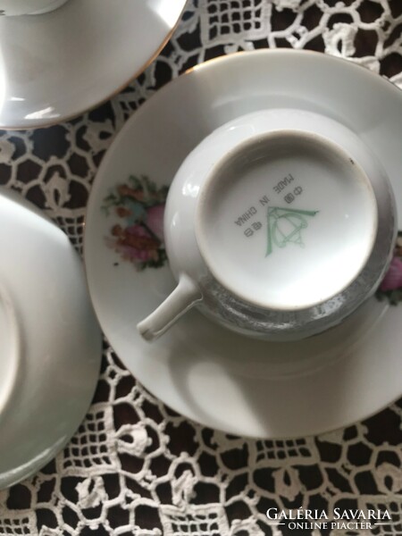 Kínai porcelán kávés csészék,aljukkal,virágmintás dekorral. Sérülésmentes állapotban.
