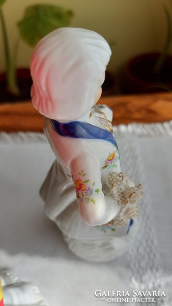 Porcelain figurines, in baroque clothing, lace clothing, with colorful floral motifs., Szí