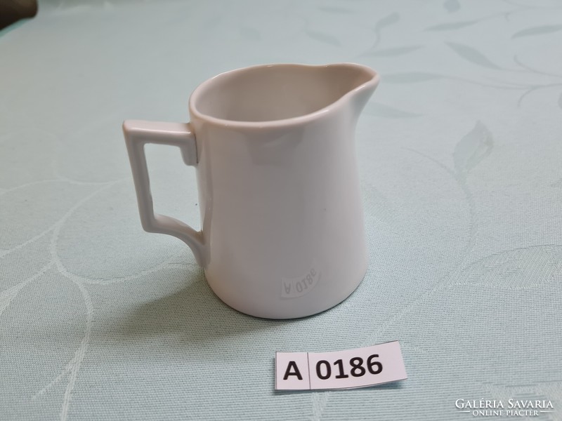 A0186 Csehszlovák tejszínes kiöntő 7 cm