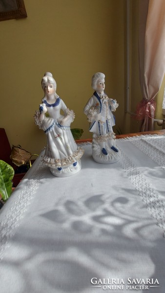 Porcelán szobrocskák, barokkos öltözékben, csipkés ruházatban, színes virágmotívumokkal., szí
