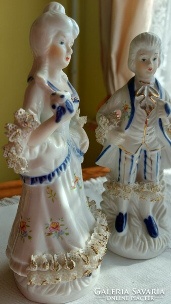 Porcelain figurines, in baroque clothing, lace clothing, with colorful floral motifs., Szí