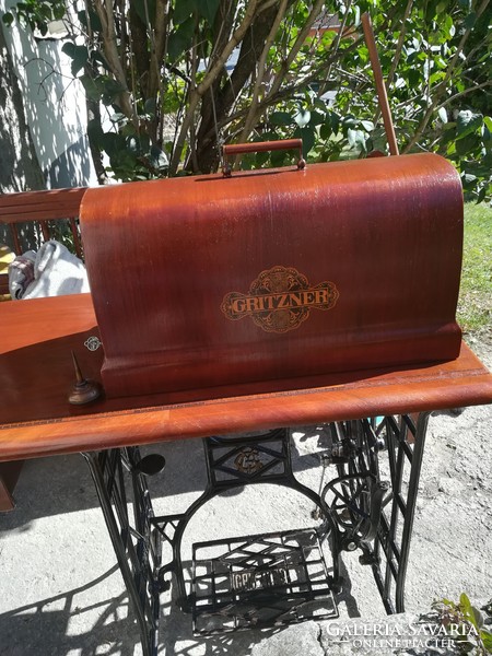 Gritzner sewing machine, working; with a lockable drawer and wooden cover box with original accessories