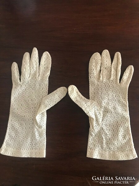 Retro nylon white gloves. It was a first communion. From the 1960s. Size: 22x7 cm