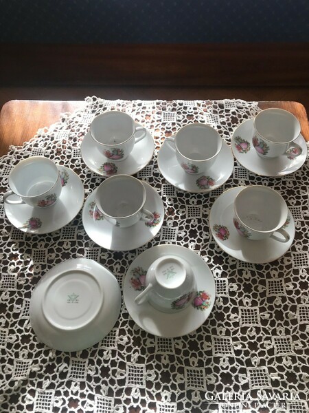 Kínai porcelán kávés csészék,aljukkal,virágmintás dekorral. Sérülésmentes állapotban.