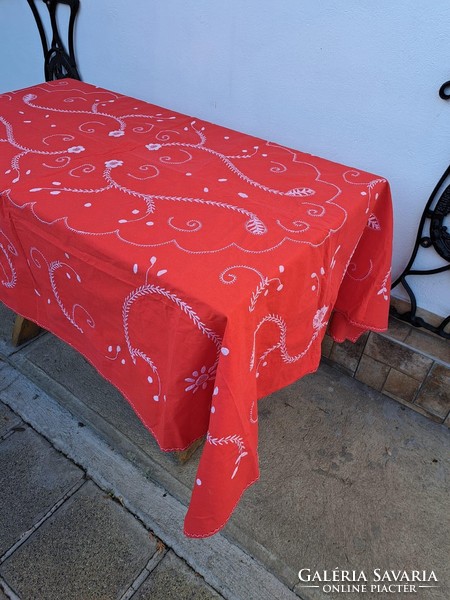 Beautiful embroidered tablecloth, 139*192 cm.