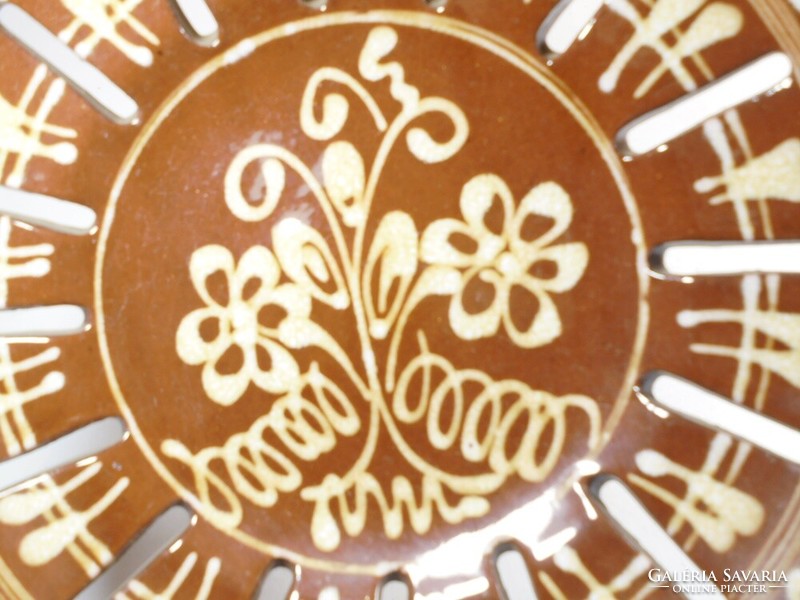 Retro régi festett kerámia tál fali tányér virág mintás áttört népművészeti - Fazekasok Mezőtúr
