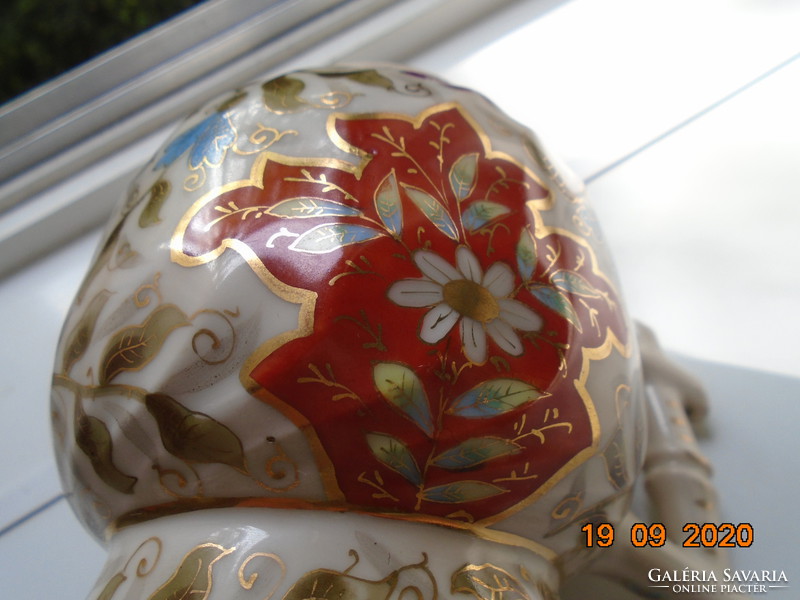 19.Hand-painted, numbered, jug-twisted jug with gold brocade flower patterns and wooden branch with pliers