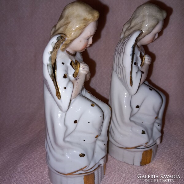 "Angyalok feszülettel", régi, porcelán figura. Vallási kegytárgy.