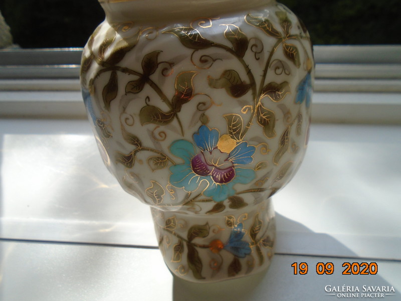 19.Hand-painted, numbered, jug-twisted jug with gold brocade flower patterns and wooden branch with pliers