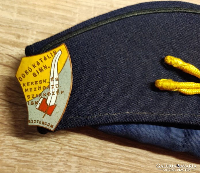 Student cap thrower Katalin Gymn. District and agricultural majors. Isk. Esztergom + with enamel badge e216