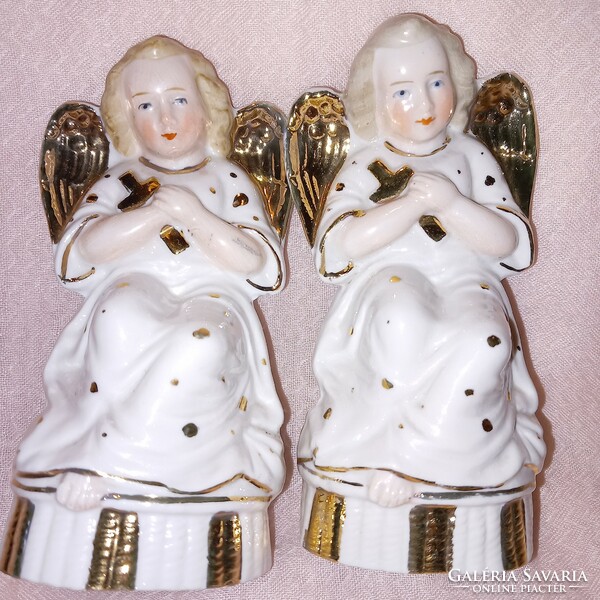 "Angyalok feszülettel", régi, porcelán figura. Vallási kegytárgy.