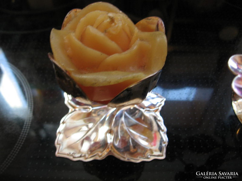 Ezüstözött kis gyertyatartó rózsa gyertyával