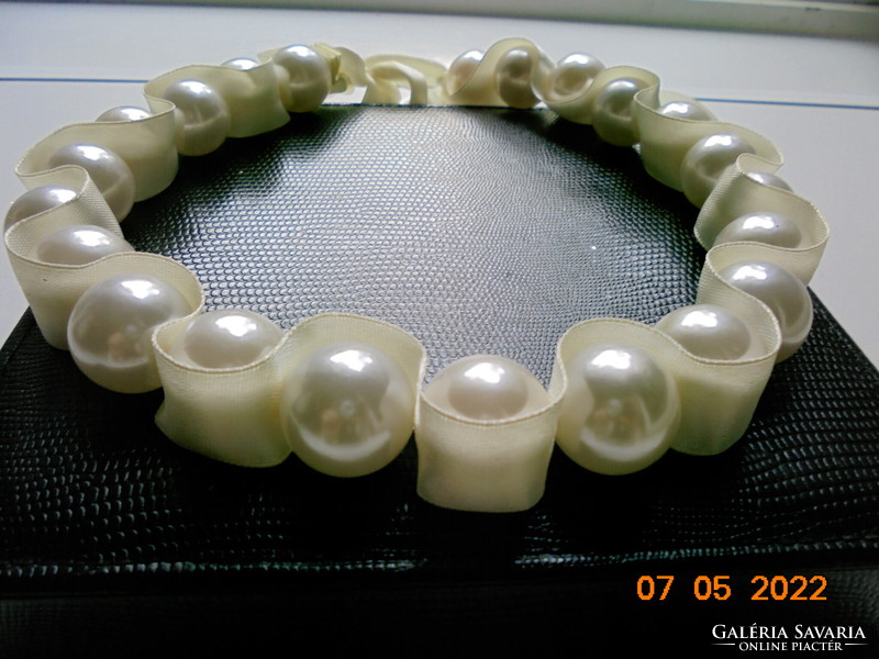 Spectacular large necklace of 22 pearls, French style, strung on a satin ribbon