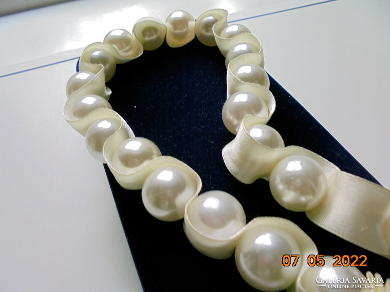 Spectacular large necklace of 22 pearls, French style, strung on a satin ribbon