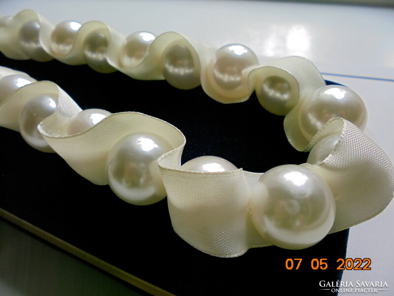 Spectacular large necklace of 22 pearls, French style, strung on a satin ribbon