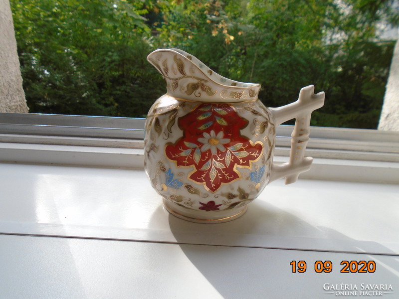 19.Hand-painted, numbered, jug-twisted jug with gold brocade flower patterns and wooden branch with pliers