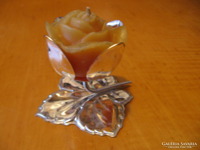Ezüstözött kis gyertyatartó rózsa gyertyával