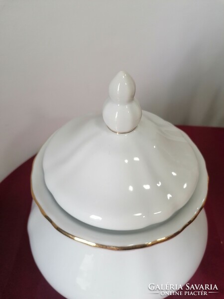 Fehér porcelán leveses tál arany színű díszítéssel
