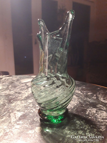 Csavart, fújt, zöld üveg váza