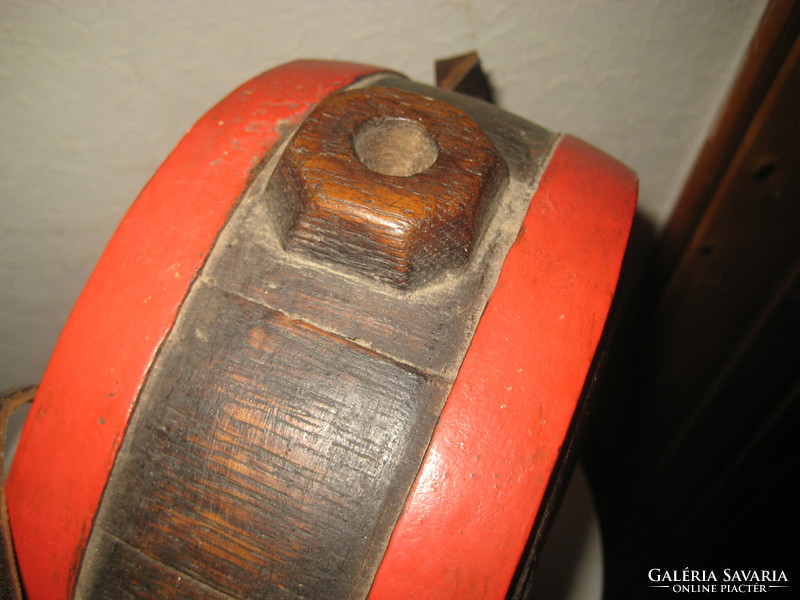 Oak butykos from 1910, with monogram, leather strap, diameter 24 cm, good condition