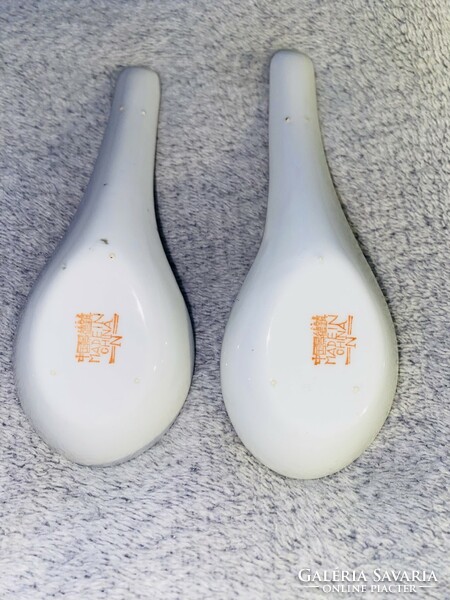 A pair of rare gold-decorated hand-painted lotus pattern porcelain Chinese soup spoons