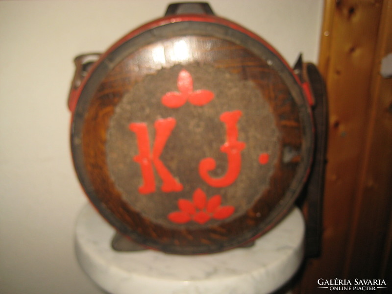 Oak butykos from 1910, with monogram, leather strap, diameter 24 cm, good condition