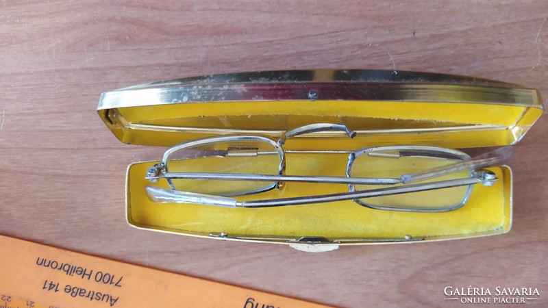 Vintage szemüveg tok, egy törött szemüveggel