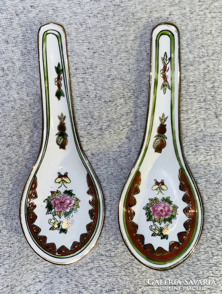 A pair of rare gold-decorated hand-painted lotus pattern porcelain Chinese soup spoons