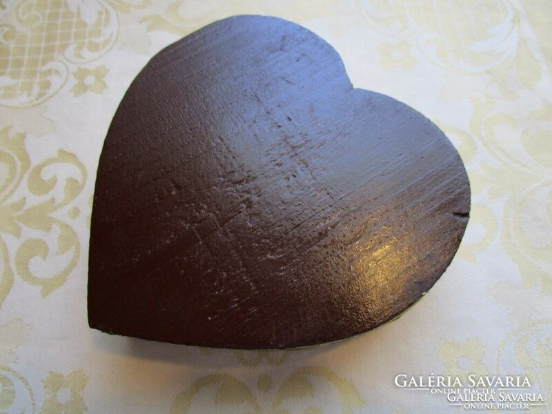 Old iron heart shaped centerpiece offering sugar or other holder out for any surface treatment (painting