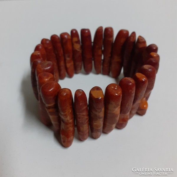 Rubber bracelet bracelet made of coral-colored porcelain beads in good condition