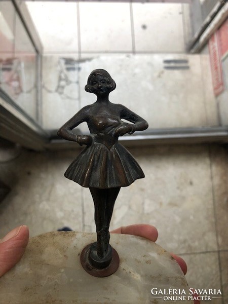 Szecessziós asztali tolltartó, kislány spiáter figurával, 18 cm-es nagyságú