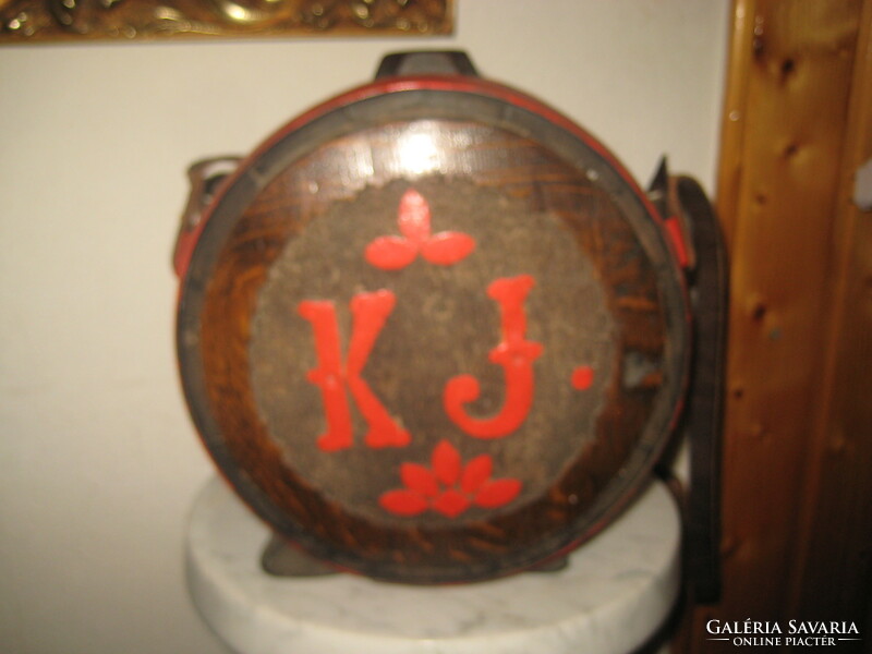 Oak butykos from 1910, with monogram, leather strap, diameter 24 cm, good condition