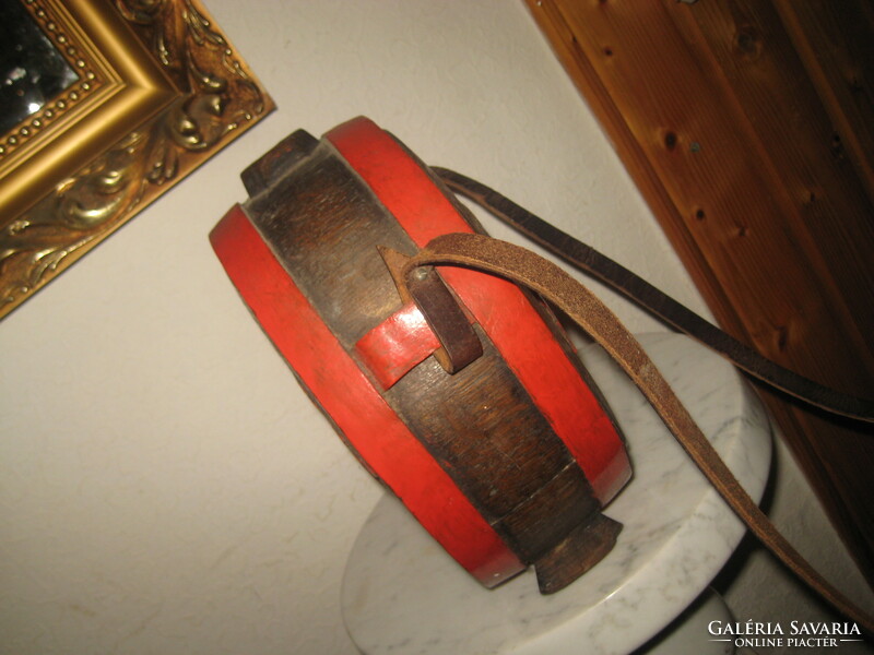 Oak butykos from 1910, with monogram, leather strap, diameter 24 cm, good condition