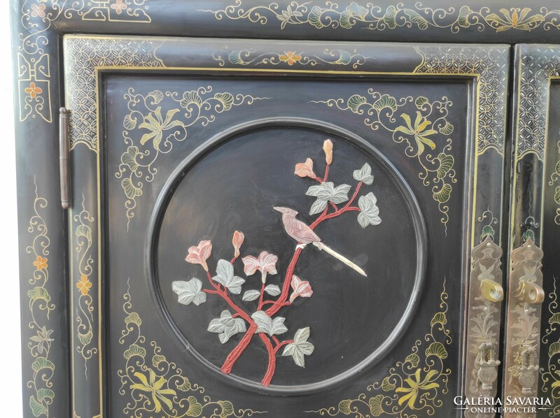 Antik kínai bútor növény gésa madár zsírkő dombor berakásos festett fekete lakk szekrény 725 6860