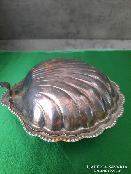 Shell-shaped caviar holder with glass insert