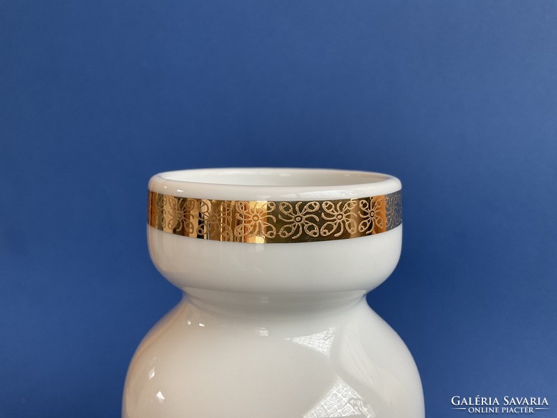 A rare gold-patterned vase from the Alföld display case