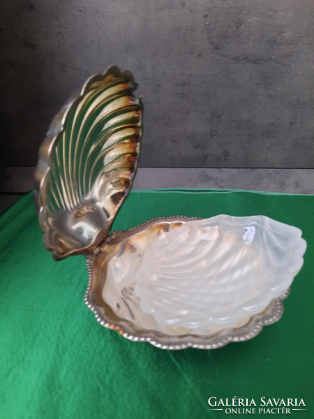 Shell-shaped caviar holder with glass insert