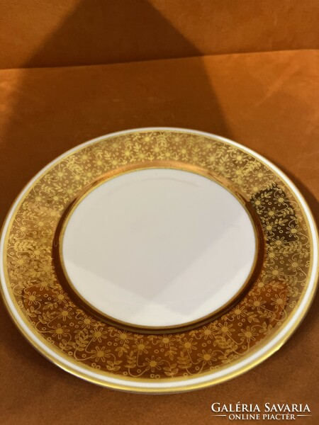 A wonderful Weimar tea set. Richly gilded with a detailed pattern. It shines in the light