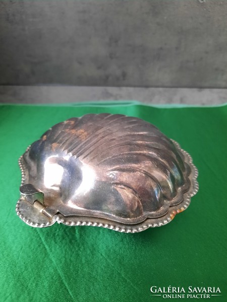 Shell-shaped caviar holder with glass insert