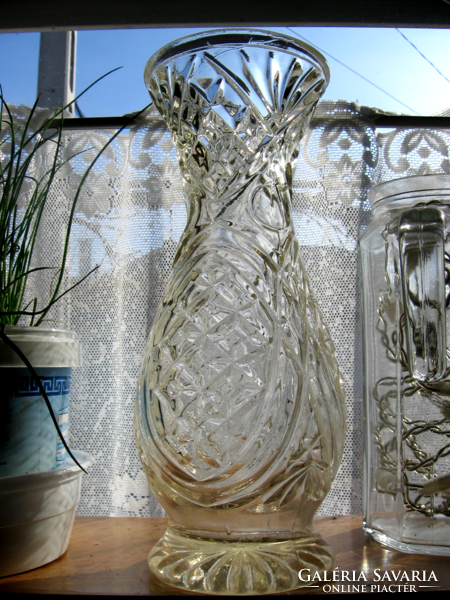 Yellowish crystal vase with art deco pineapple pattern