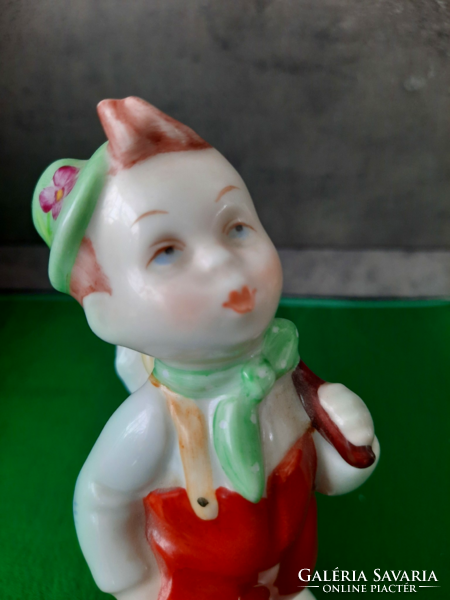 Royal Dux porcelán kisfiú batyuval, kutyával figura