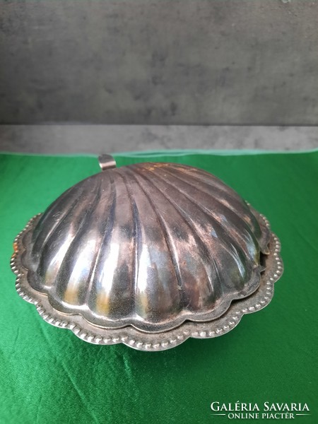 Shell-shaped caviar holder with glass insert