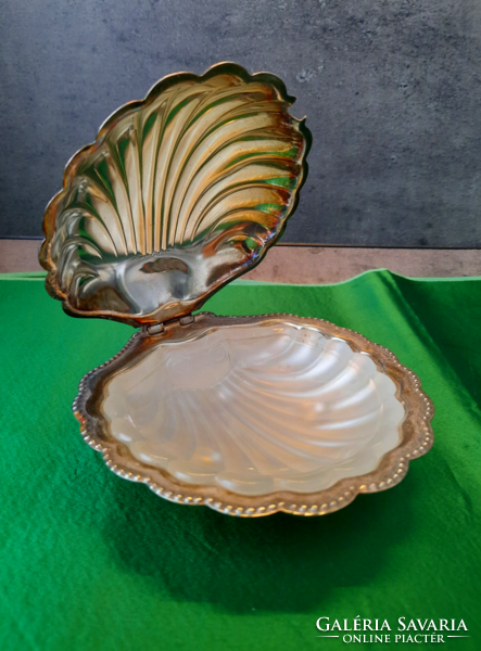 Shell-shaped caviar holder with glass insert