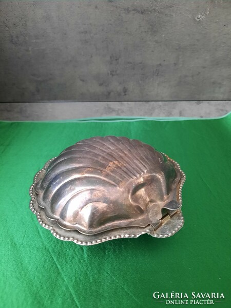 Shell-shaped caviar holder with glass insert