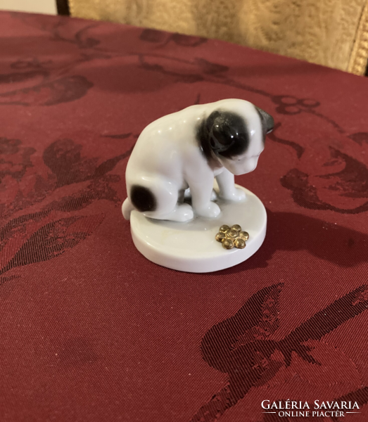 MINIATŰR PORCELÁN VIRÁGOT NÉZŐ KUTYA FIGURA