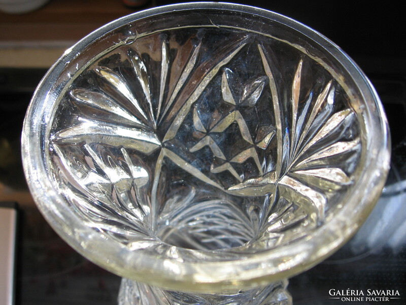 Yellowish crystal vase with art deco pineapple pattern