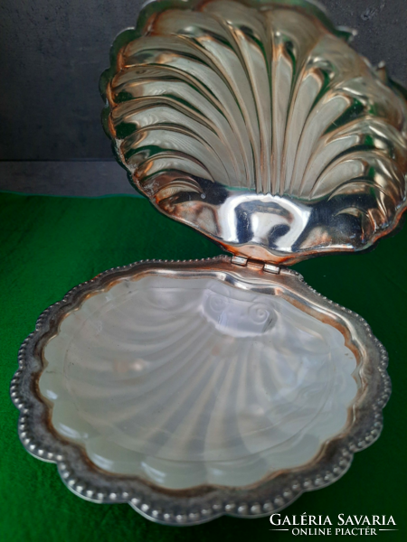 Shell-shaped caviar holder with glass insert