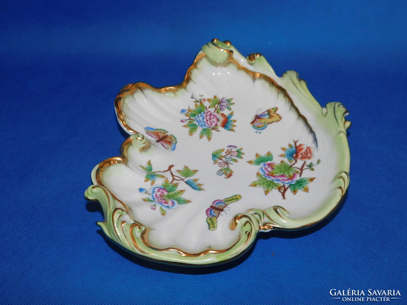 Baroque serving bowl with Victoria pattern from Herend