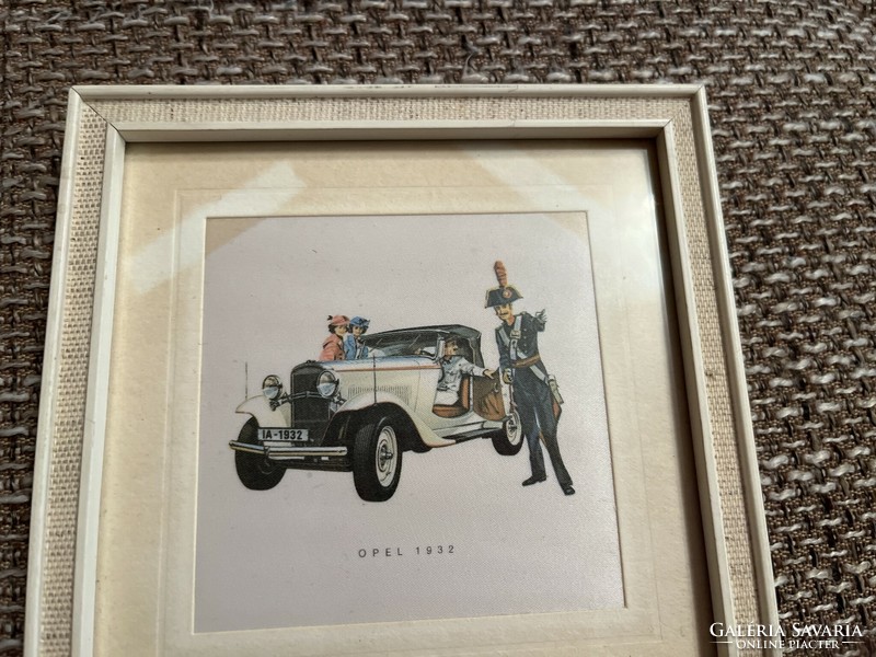 Selyemre nyomott Opel 1932-es modell. Üvegezett keretben, 13x13 cm.